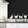 Auf dem Bild ist das Produkt: Wandtattoo vier Katzen mit Schmetterlingen Dekoration Deko Küche Wohnzimmer Bordüre Fußleiste zum Preis von €17.90 abgebildet.