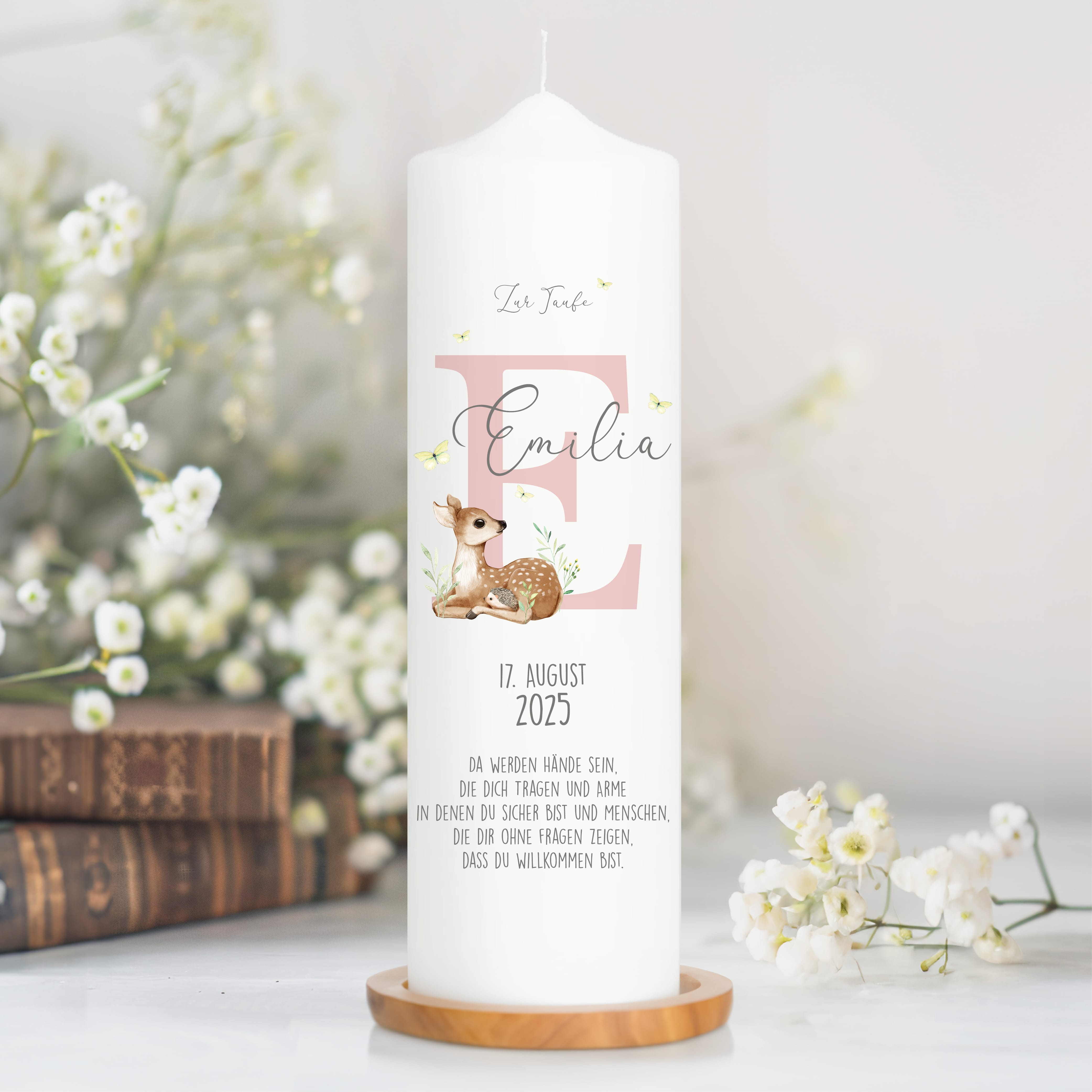 Auf dem Bild ist das Produkt: Taufkerze Junge Mädchen bedruckt personalisierter Buchstabe Reh Rehkitz Kerze zur Taufe Geburtstag Geschenk zum Preis von €6.40 abgebildet.