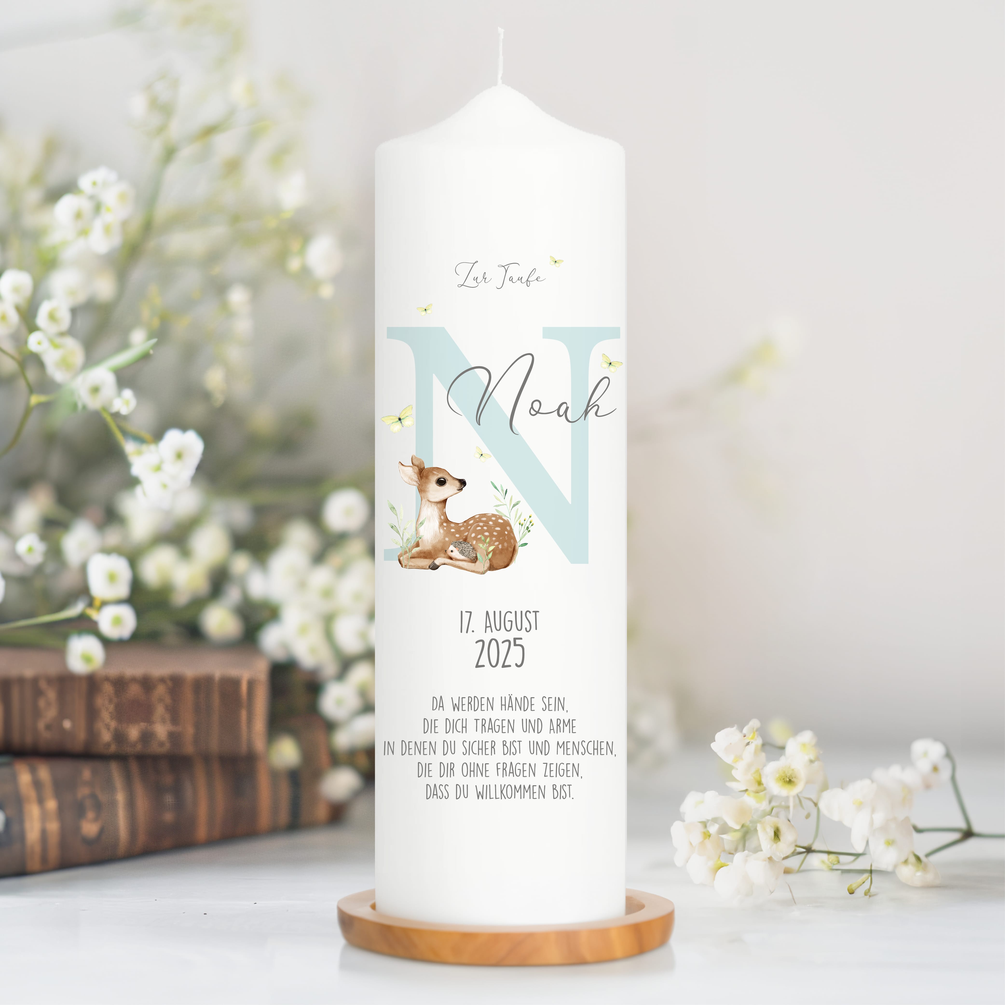 Auf dem Bild ist das Produkt: Taufkerze Junge Mädchen bedruckt personalisierter Buchstabe Reh Rehkitz Kerze zur Taufe Geburtstag Geschenk zum Preis von €6.40 abgebildet.