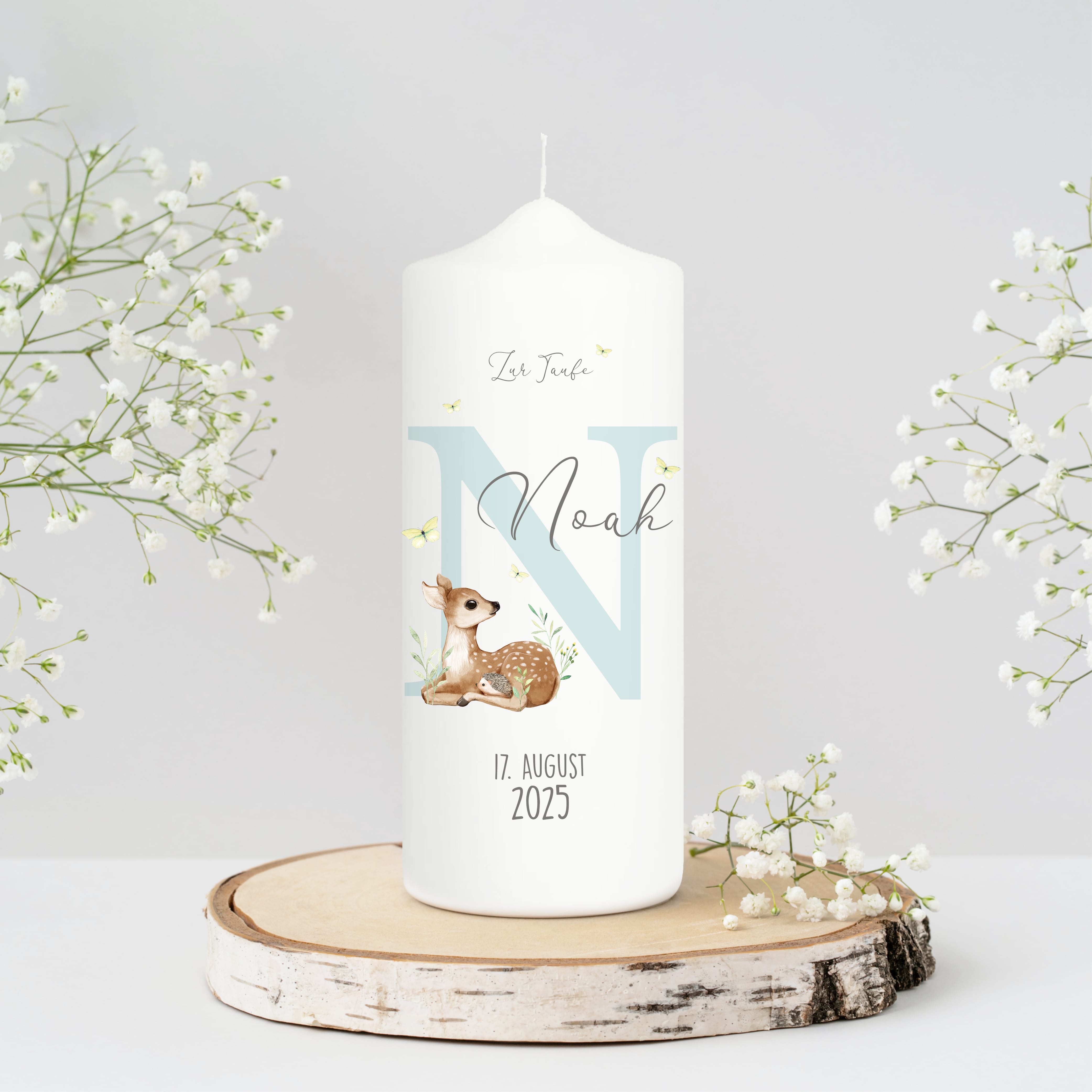 Auf dem Bild ist das Produkt: Taufkerze Junge Mädchen bedruckt personalisierter Buchstabe Reh Rehkitz Kerze zur Taufe Geburtstag Geschenk zum Preis von €6.40 abgebildet.