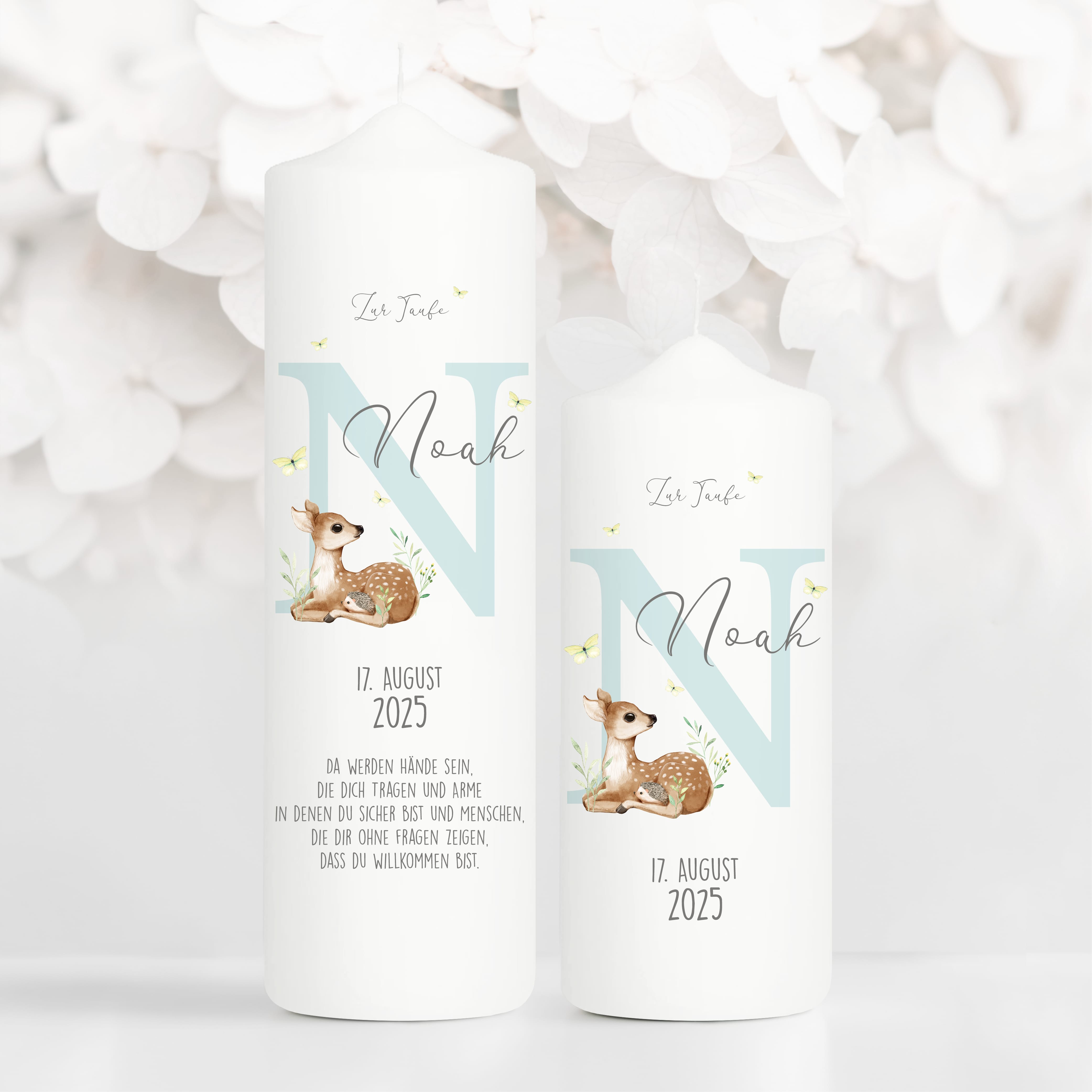 Auf dem Bild ist das Produkt: Taufkerze Junge Mädchen bedruckt personalisierter Buchstabe Reh Rehkitz Kerze zur Taufe Geburtstag Geschenk zum Preis von €6.40 abgebildet.