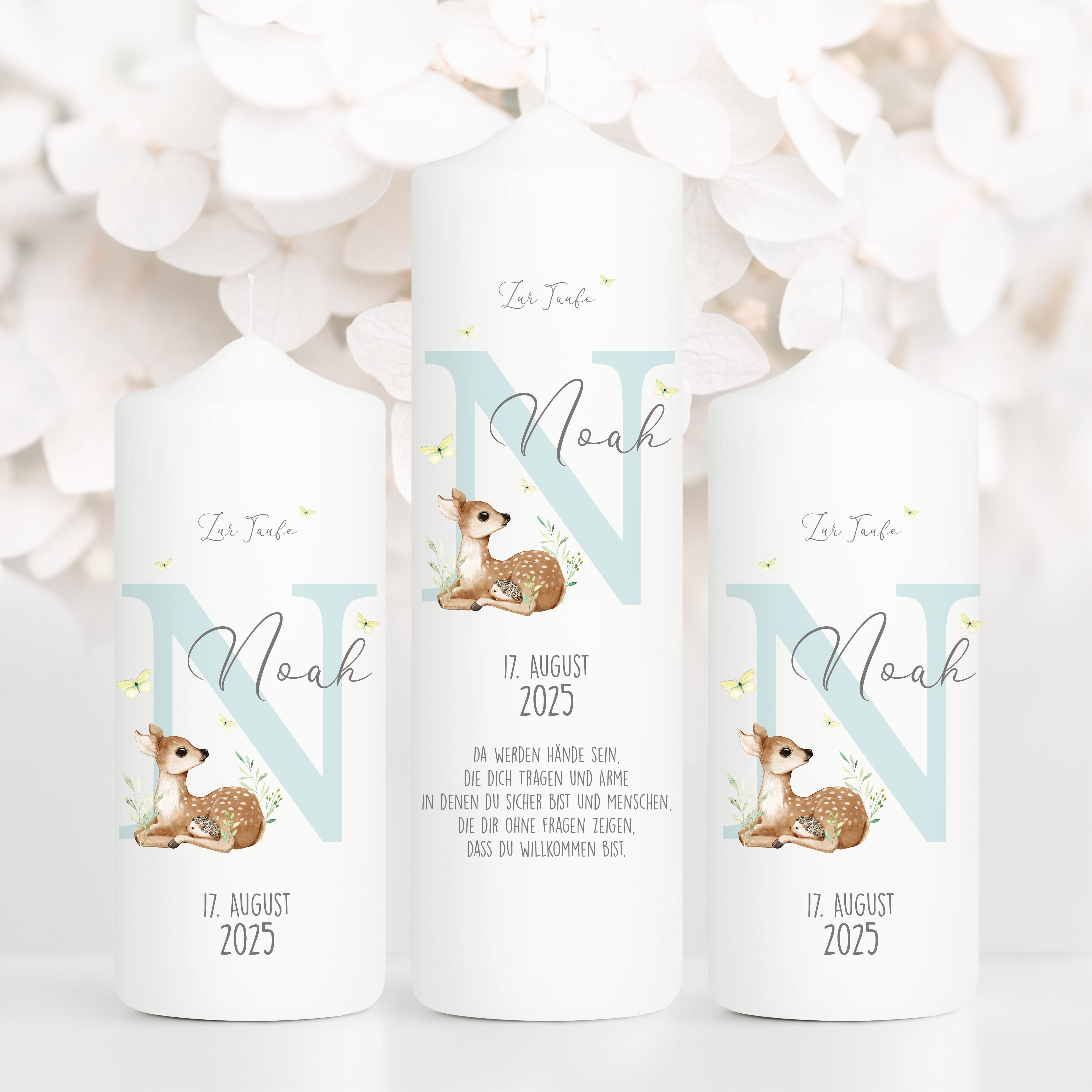 Auf dem Bild ist das Produkt: Taufkerze Junge Mädchen bedruckt personalisierter Buchstabe Reh Rehkitz Kerze zur Taufe Geburtstag Geschenk zum Preis von €6.40 abgebildet.