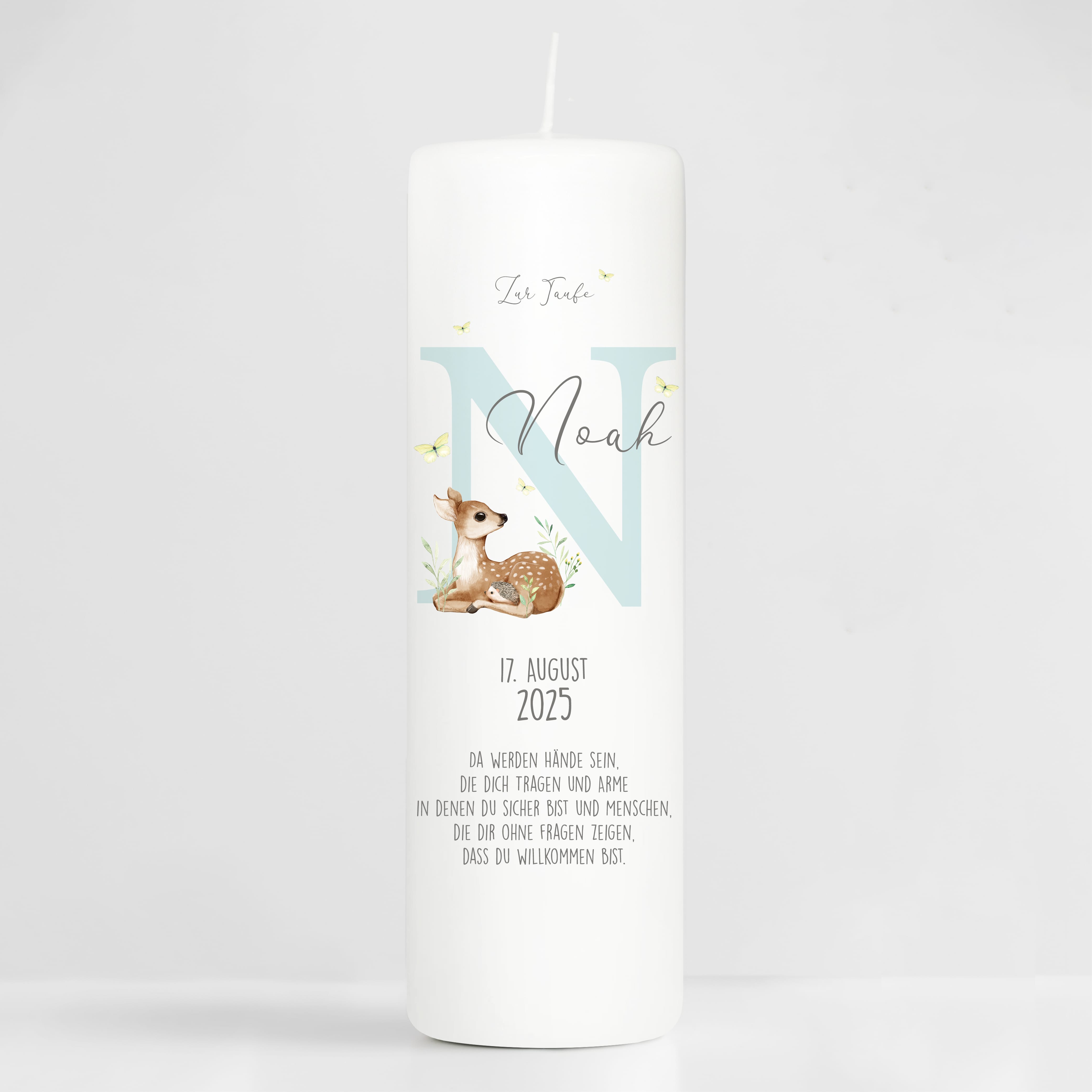Auf dem Bild ist das Produkt: Taufkerze Junge Mädchen bedruckt personalisierter Buchstabe Reh Rehkitz Kerze zur Taufe Geburtstag Geschenk zum Preis von €6.40 abgebildet.