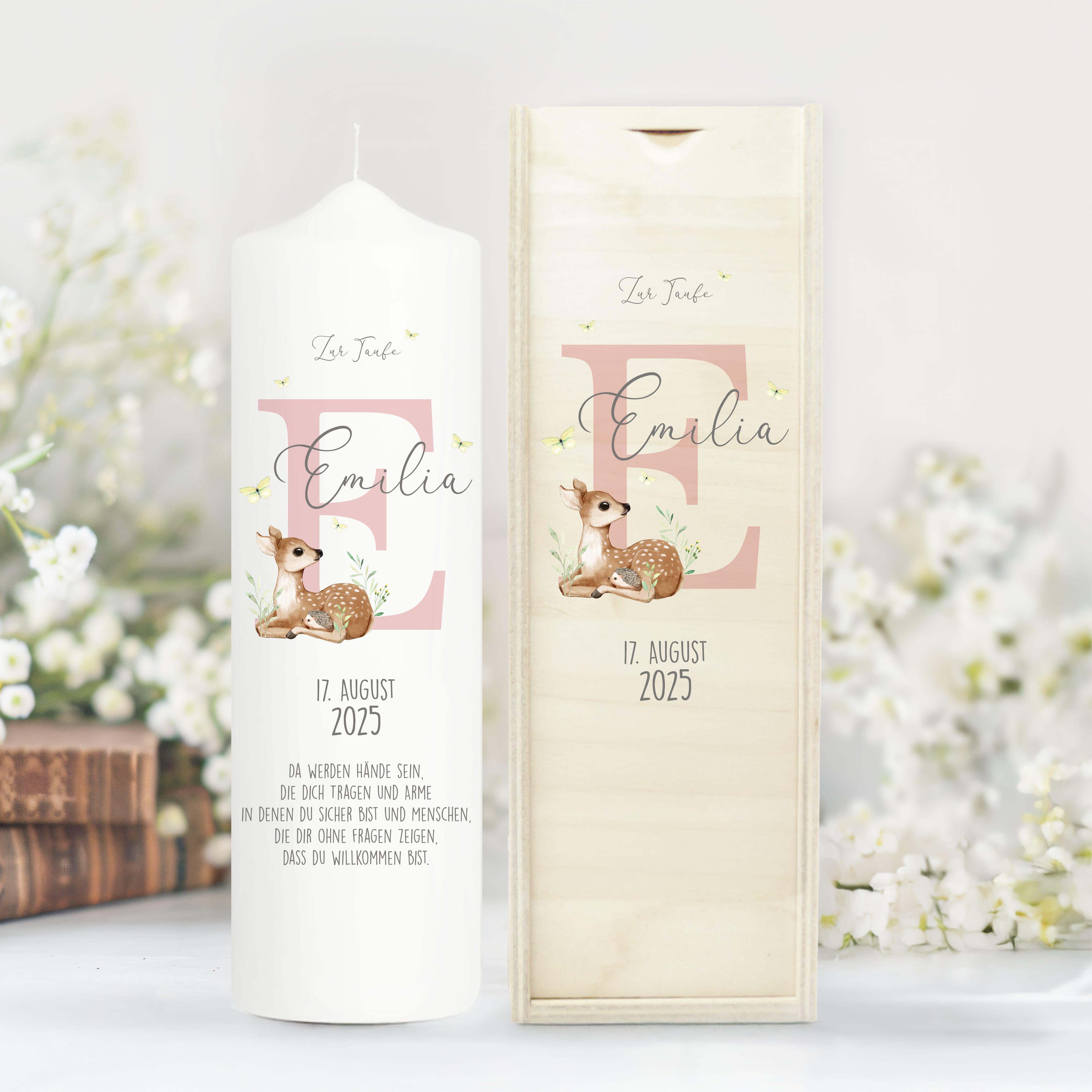 Auf dem Bild ist das Produkt: Taufkerze Junge Mädchen bedruckt personalisierter Buchstabe Reh Rehkitz Kerze zur Taufe Geburtstag Geschenk zum Preis von €6.40 abgebildet.