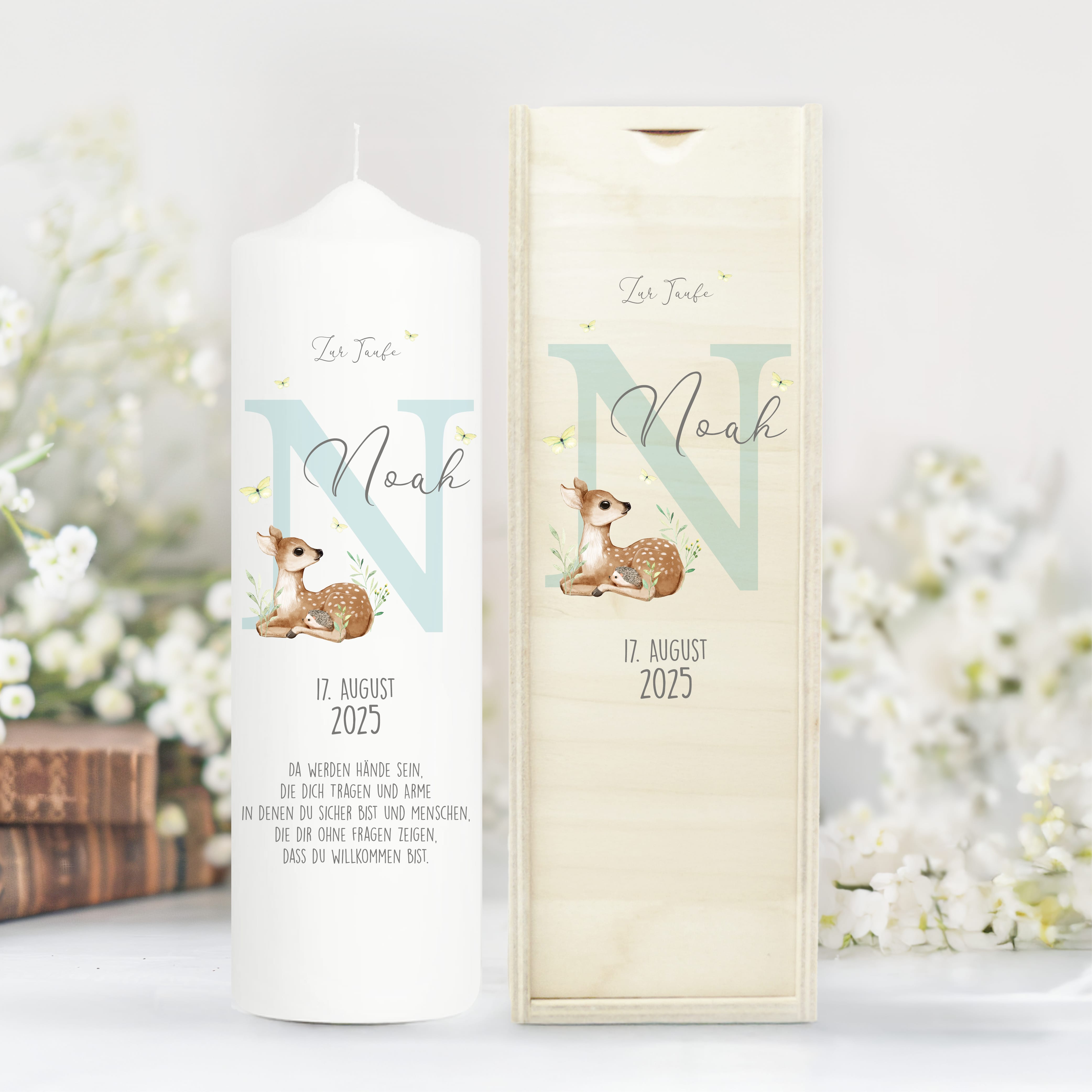 Auf dem Bild ist das Produkt: Taufkerze Junge Mädchen bedruckt personalisierter Buchstabe Reh Rehkitz Kerze zur Taufe Geburtstag Geschenk zum Preis von €6.40 abgebildet.