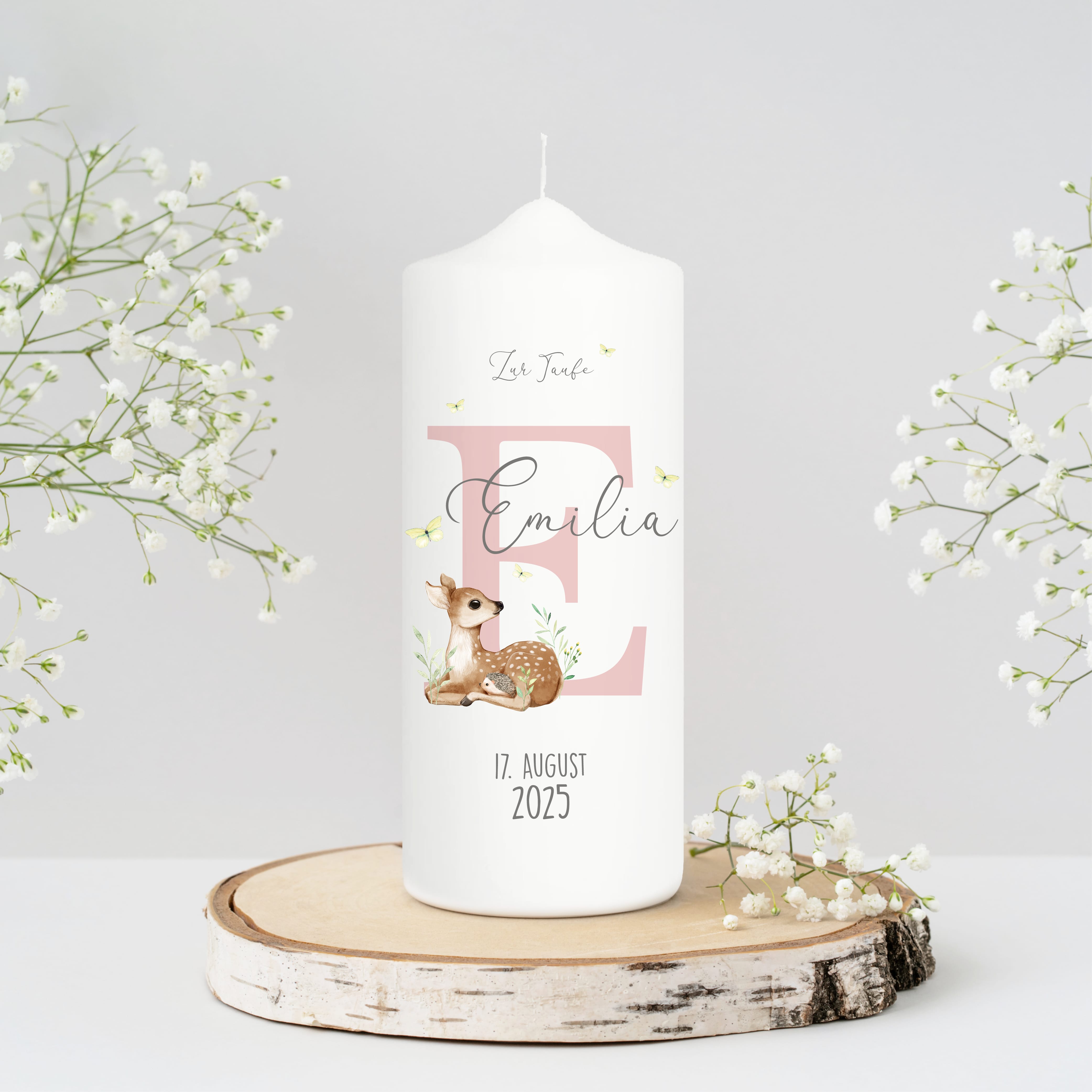 Auf dem Bild ist das Produkt: Taufkerze Junge Mädchen bedruckt personalisierter Buchstabe Reh Rehkitz Kerze zur Taufe Geburtstag Geschenk zum Preis von €6.40 abgebildet.