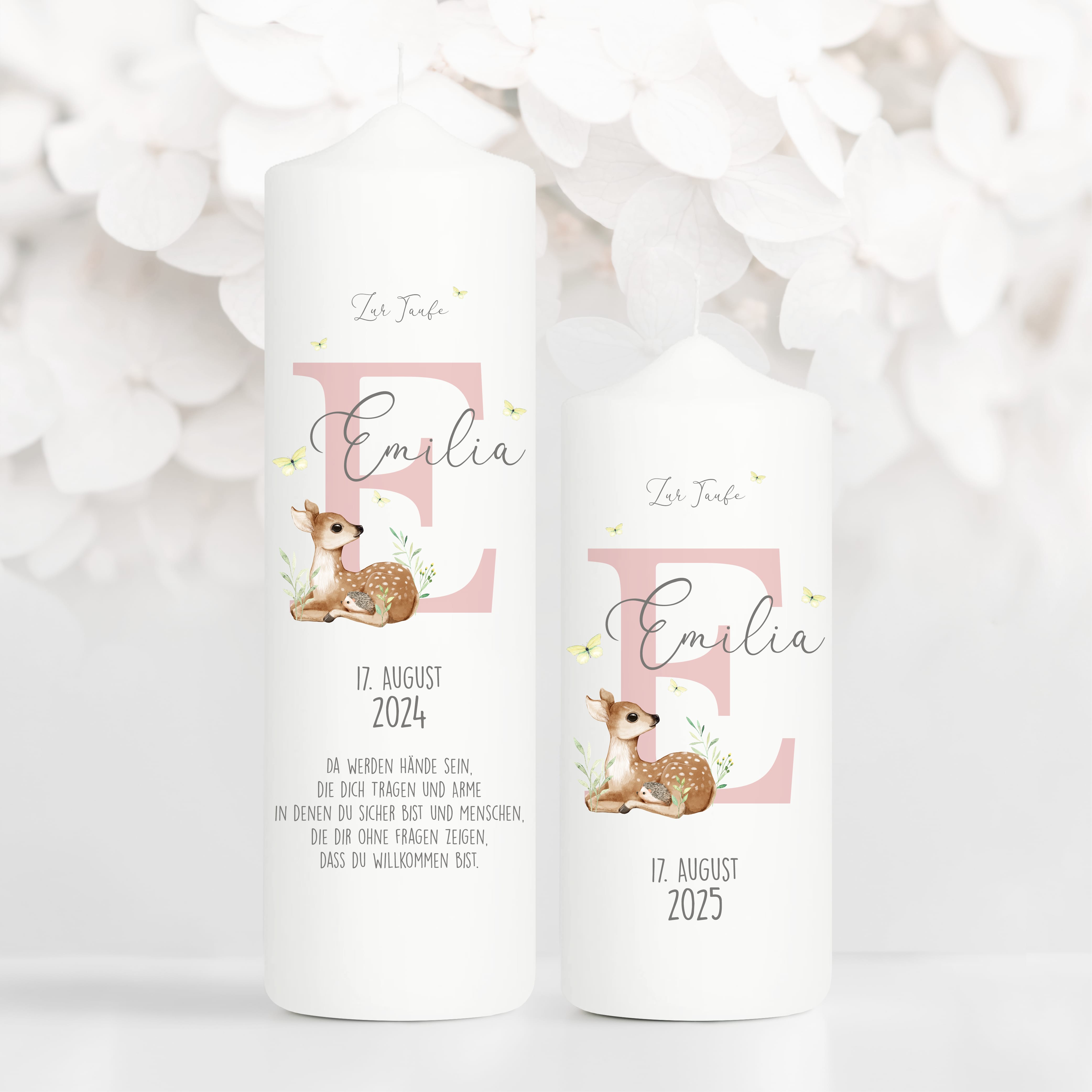 Auf dem Bild ist das Produkt: Taufkerze Junge Mädchen bedruckt personalisierter Buchstabe Reh Rehkitz Kerze zur Taufe Geburtstag Geschenk zum Preis von €6.40 abgebildet.