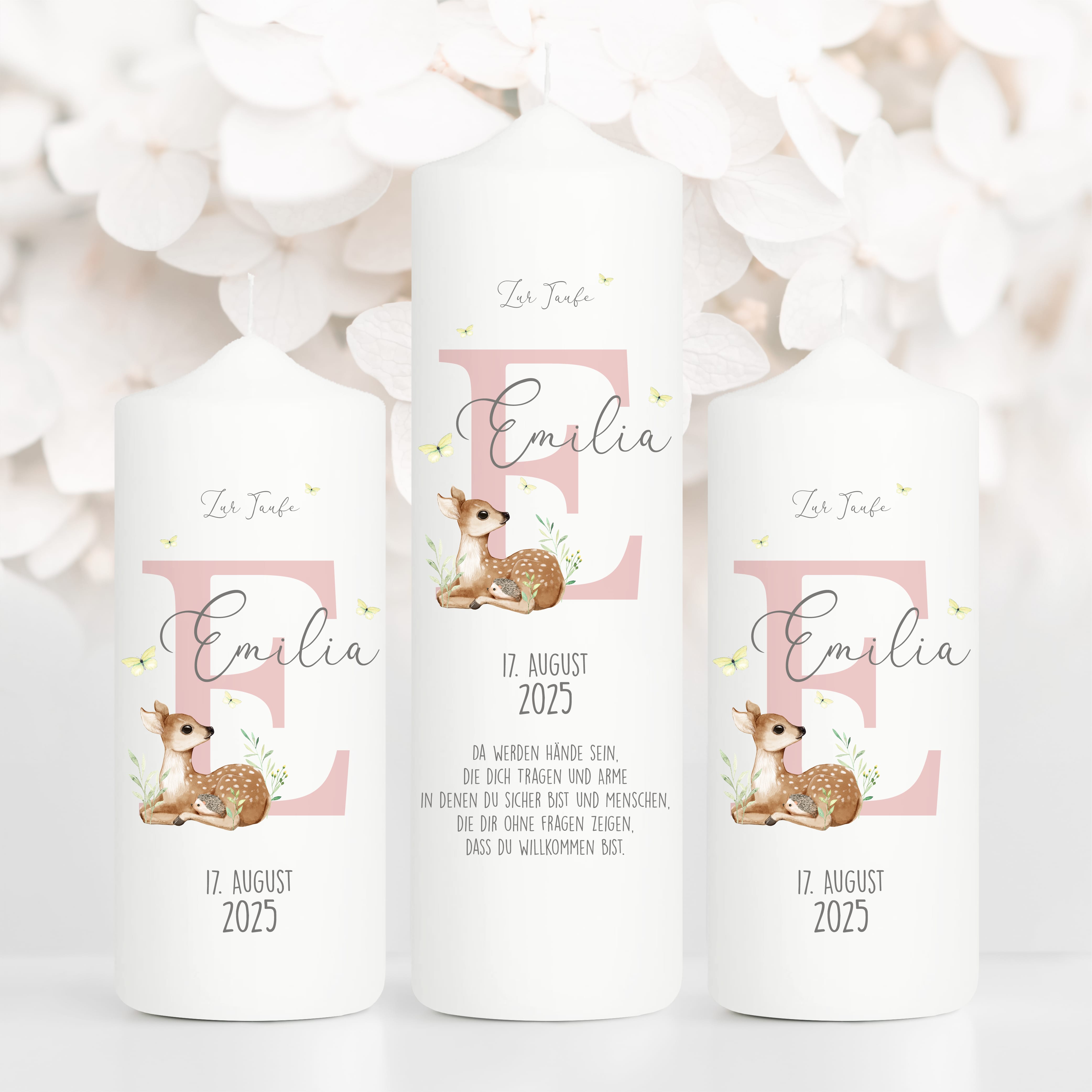 Auf dem Bild ist das Produkt: Taufkerze Junge Mädchen bedruckt personalisierter Buchstabe Reh Rehkitz Kerze zur Taufe Geburtstag Geschenk zum Preis von €6.40 abgebildet.