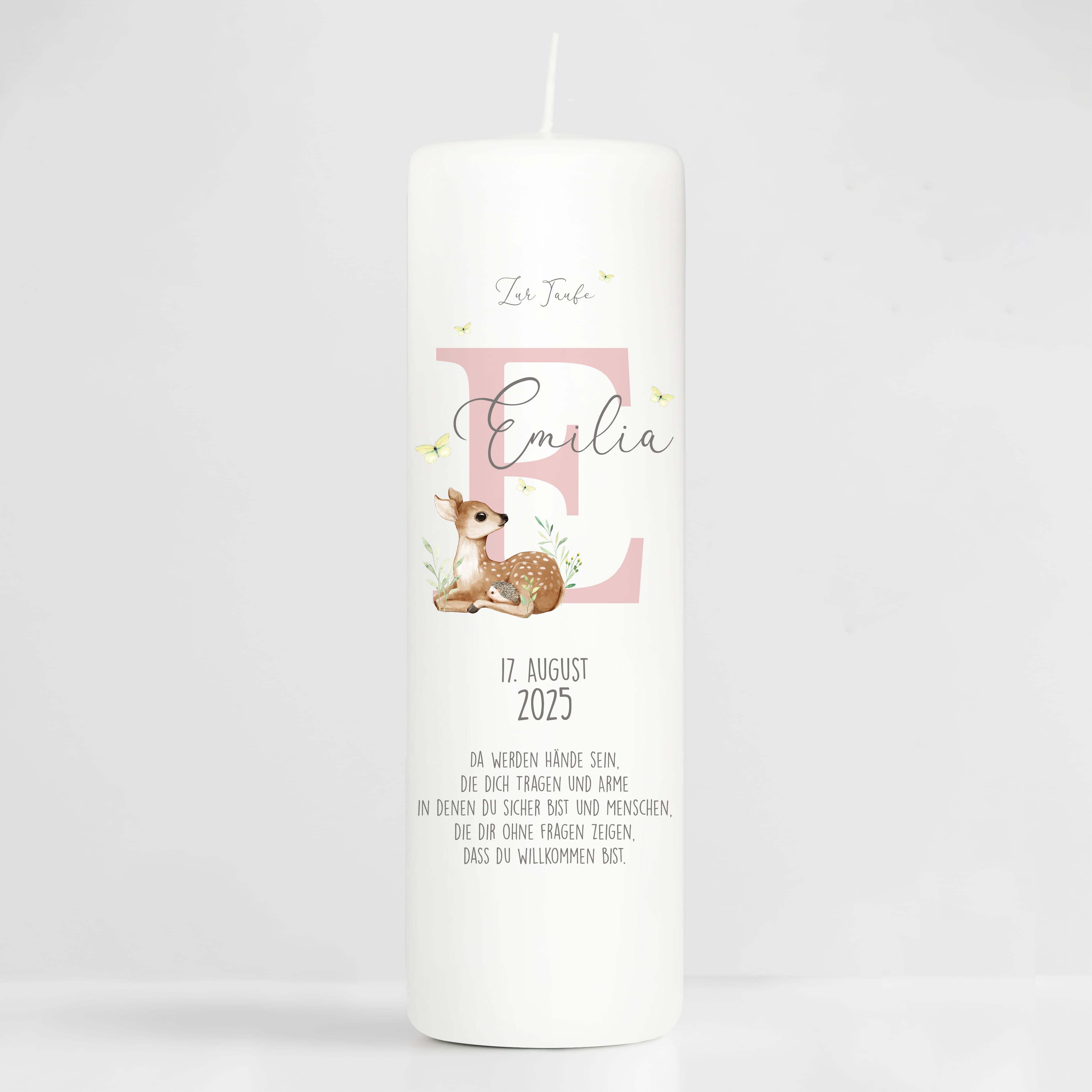 Auf dem Bild ist das Produkt: Taufkerze Junge Mädchen bedruckt personalisierter Buchstabe Reh Rehkitz Kerze zur Taufe Geburtstag Geschenk zum Preis von €6.40 abgebildet.